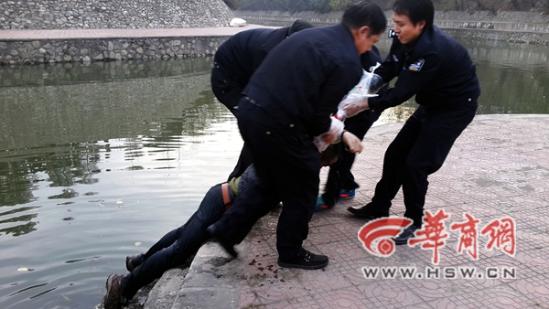 昔日同窗护城河边忆往事 3人醉酒坠入河