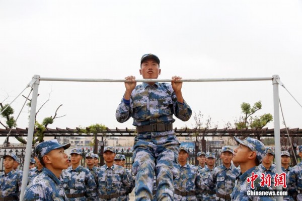 实拍藏族新兵在海军东海舰队某训练基地练兵