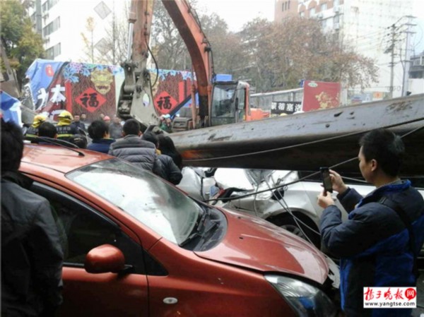 南京地铁施工吊车倾斜倒塌 已致2死2伤