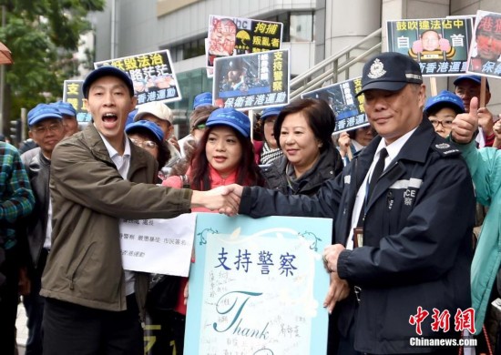 香港市民前往警察总部 支持警察依法执法_新闻中心