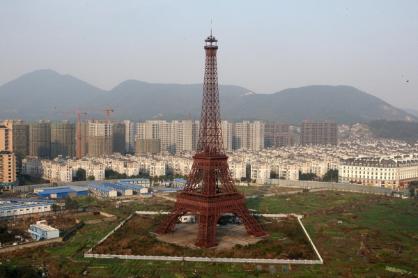 杭州山寨埃菲尔铁塔高108米 与原版按3比1搭