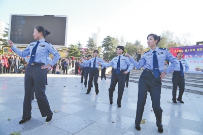 首个国家宪法日民警跳《小苹果》为群众普法