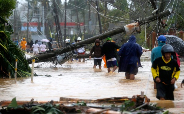 台风袭击菲律宾致3死 屋顶被掀翻电线杆被拔起(高清组图)_新闻中心_中国网