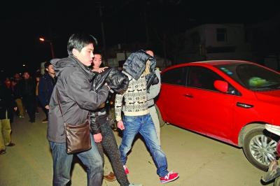 南京四男青年爬家电配送车公然偷电器被抓获