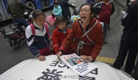 女子为救夫街头卖<em>幼女</em> 两女儿哀求:别卖<em>妹妹</em>_