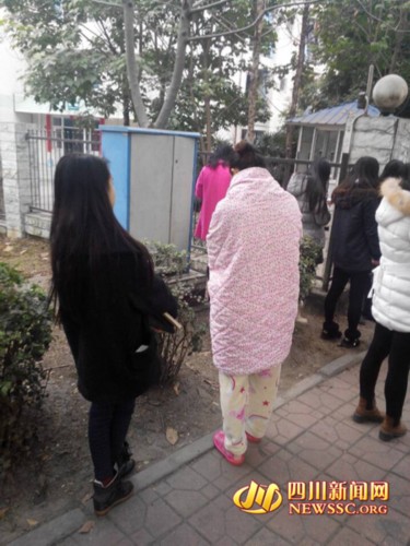 成都大学女生寝室突发大火 <em>学生</em>穿<em>睡衣</em>裹被子