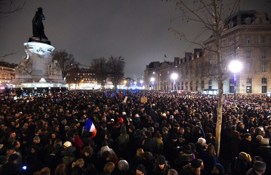 法国进入最高级别警戒状态 巴黎民众集会抗议