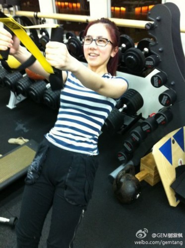 邓紫棋<em>健身</em>举杠铃<em>练翘臀</em> 自拍秀美腿_新闻中心