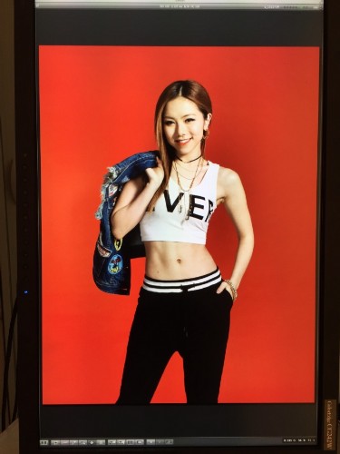 邓紫棋<em>健身</em>举杠铃<em>练翘臀</em> 自拍秀美腿_新闻中心