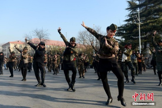 北京广场舞升级 大妈齐跳水兵舞