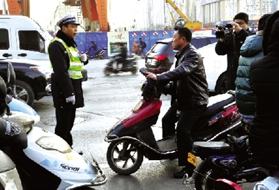 郑州交警保通花园路国基路口 电动车违章一律