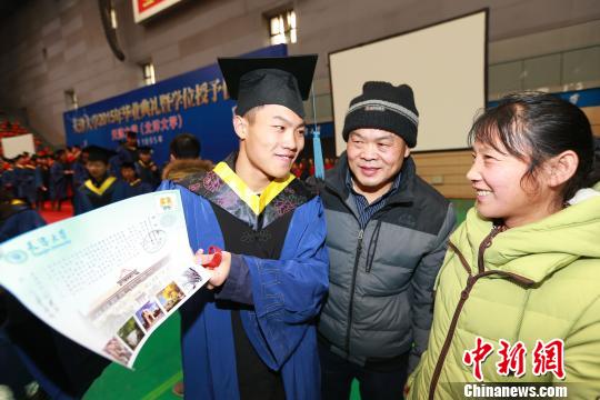天津大学春季研究生毕业典礼 约400父母亲友观