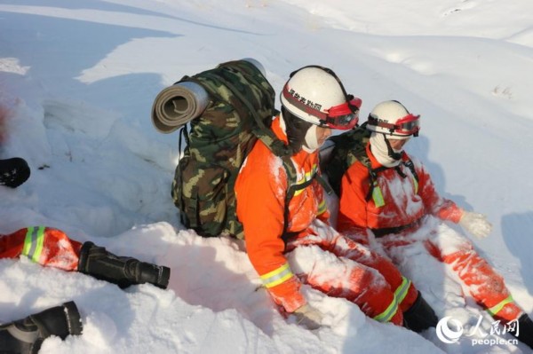 新疆消防官兵零下30度演练山岳救援
