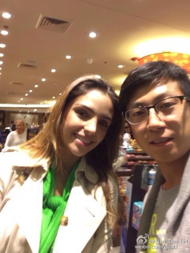 中国球迷合影卡卡夫妇 携爱子机场甜蜜购物(图