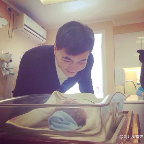 秦海璐剖腹产子 老公王新军看着儿子乐开花