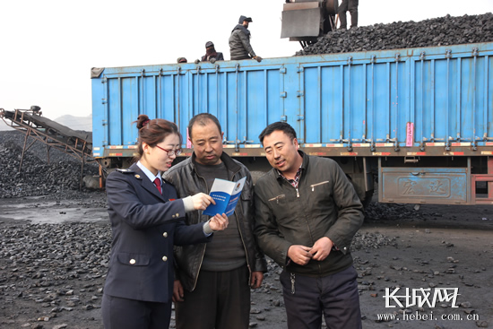 工作人员宣传煤炭资源税。杨硕摄