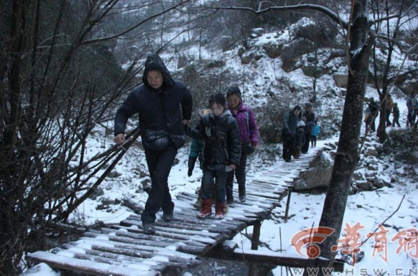 陕西22名学生每天往返8公里求学 冰天雪地爬山过..