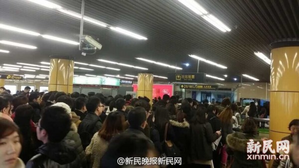 上海地铁早高峰两条线路故障 乘客调侃春运再