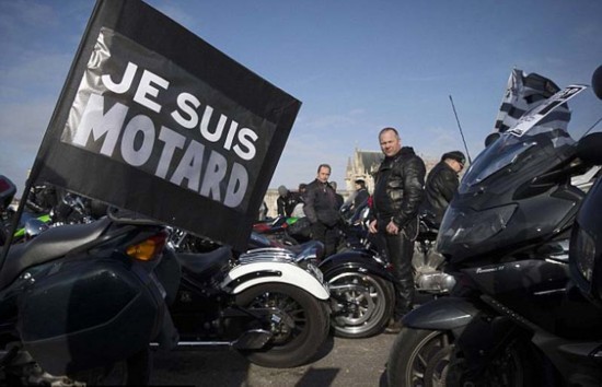 数百摩托车手齐聚巴黎 抗议新空气污染防治法