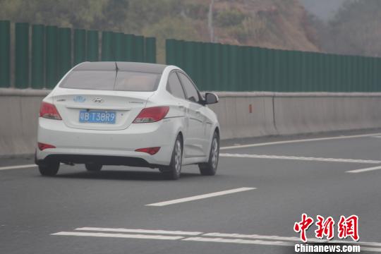 男子用口香糖改车牌霸道超速被扣12分(图)