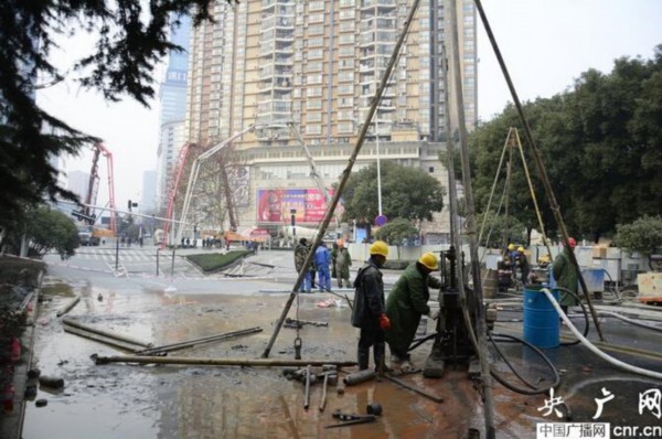 武汉闹市发生地陷