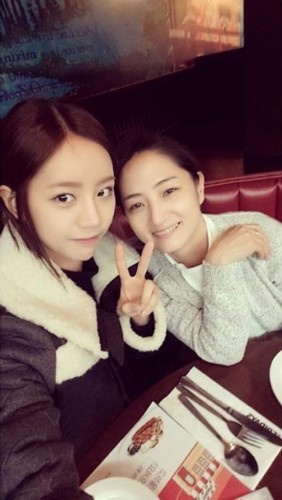 <em>韩国</em>撒娇女神惠利晒与妈妈合影 粉丝赞美丽姐