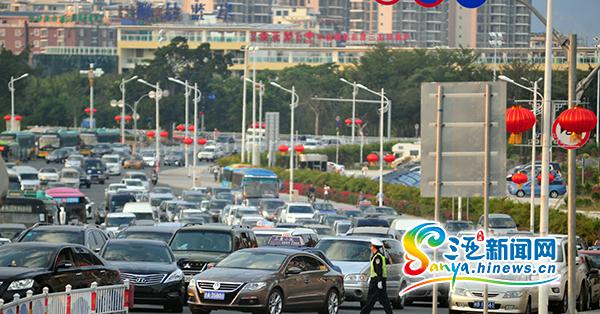 外地车大量涌入三亚 春节未到三亚已开启堵车