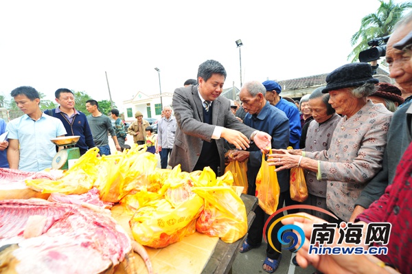 海南省人大代表黄桂提赴澄迈中兴慰问240户孤