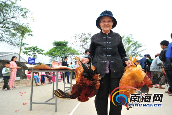 海南省人大代表黄桂提赴澄迈中兴慰问240户孤