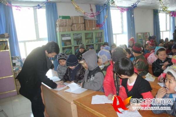 新疆新和县大学生当起村里的编外“教师”