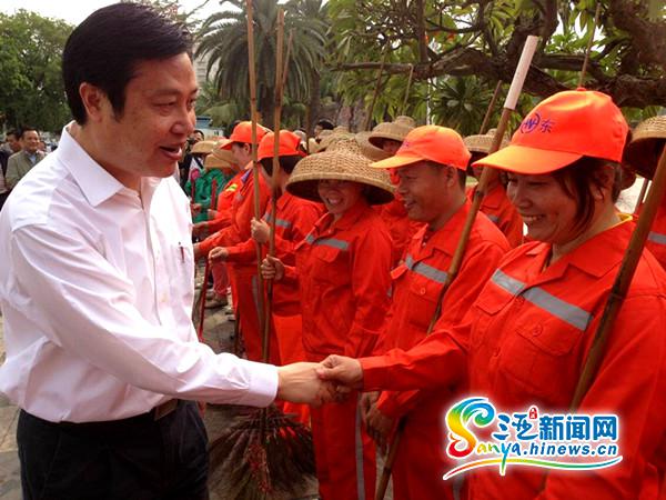 三亚市委书记张琦看望春节坚守一线工作人员: