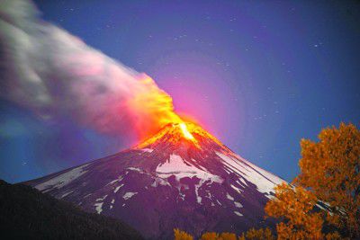 智利火山爆发三千人撤离 火山灰狂喷1千公尺