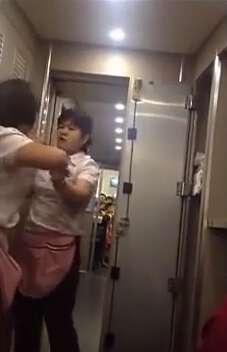 实拍:郑州高铁员工车厢内打架 美女高姐无动于