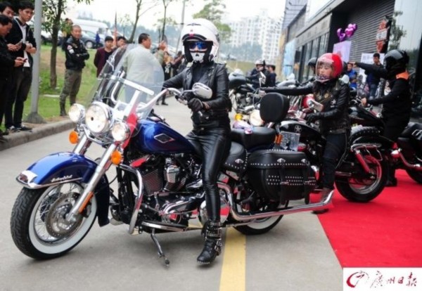 广州街头一群女性骑霸气摩托兜风