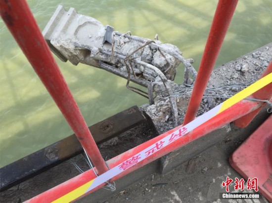 78岁杭州钱江大桥护栏被撞出个窟窿