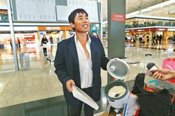 山东男子滞留香港机场 就地买米煮饭(组图)