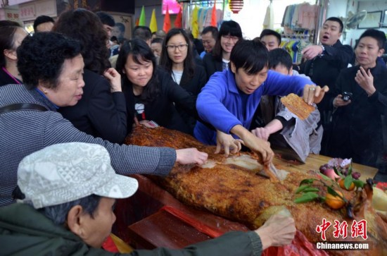 广州一妇婴用品店开业 烤猪遭围抢_新闻中心
