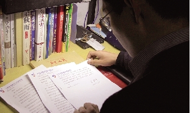 南振中给郑大学生写74封回信 每天凌晨3点起床写信