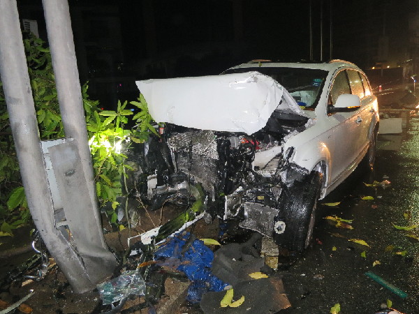 中山:小轿车与摩托车凌晨相撞致两人死亡