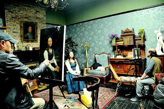 湖北日报讯 图为:正月画会上画家们现场作画.(记者 孙文 摄)