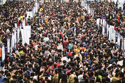民企招聘会场面火爆 吸引约5000应届生进场求职_中国网教育|中国网