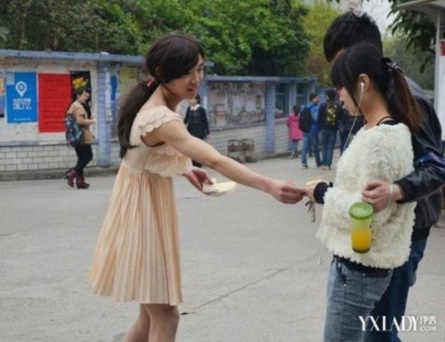 <em>男扮女</em>装卖卫生巾妖艳 比女人更懂你的男人_新