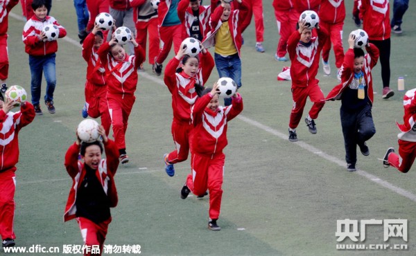 洛阳一小学学生练习老师自编的足球操_中国网