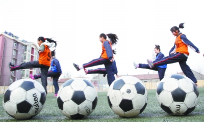 村校有支女子足球队_中国网教育|中国网