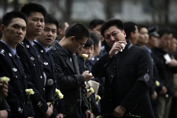 上海为被拖行牺牲交警开追悼会(组图)