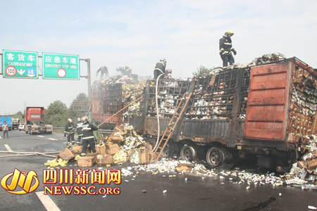 成都绕城高速一货车突发大火 约30吨药品被烧
