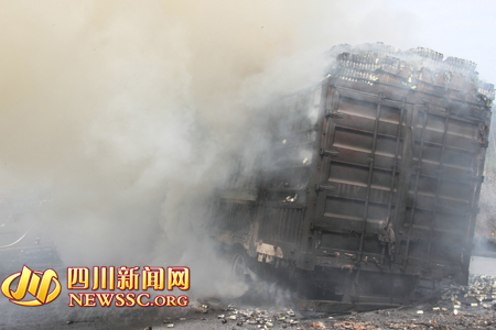 成都绕城高速一货车突发大火 约30吨药品被烧