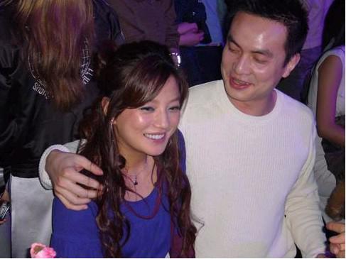 先后与数位女星传过绯闻,而据媒体曝料称早在拍《还珠格格》之前,赵薇