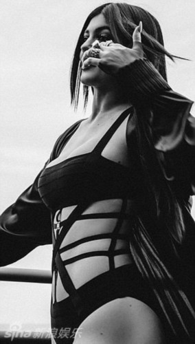 组图:卡戴珊<em>妹妹</em>穿<em>捆绑</em>装拍写真 丰满胸部溢出
