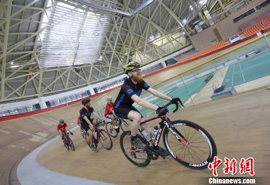 两名英国大学生从伦敦万里骑行至中国为公益募